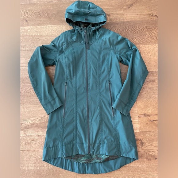 Lululemon Right as Rain Jacket.  Green.  Size 4 - Picture 10 of 15